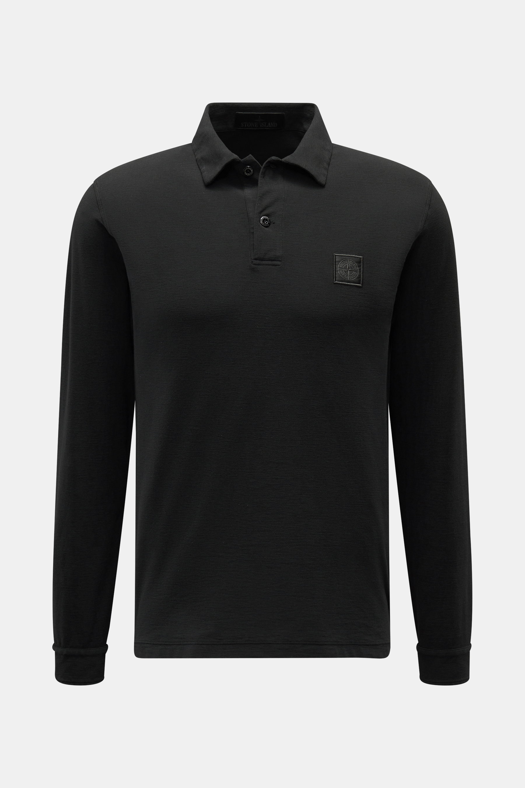 Frontale Nahaufnahme des Stone Island Longsleeve Jersey-Poloshirt 'Ghost Piece' schwarz aus Baumwolle mit Kompass-Logo, Slim Fit und Polokragen.