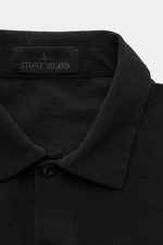 Stone Island Longsleeve Jersey-Poloshirt 'Ghost Piece' schwarz, Nahaufnahme von Kragen und Label, Baumwolljersey, Slim Fit, zwei Knöpfe, tonales Logo.