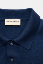 Nahaufnahme des Officine Générale Merino Strickpolo 'Bay' navy aus reiner Merinowolle, feines Strickbild, klassischer Polokragen, Rippbündchen, Regular Fit, weicher Griff, von oben fotografiert.