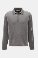 Officine Générale Merino Strickpolo "Bay" grau meliert, frontale Nahaufnahme, reine Merinowolle, weicher Griff, feines Strickbild, Regular Fit, Polokragen, Rippbündchen.