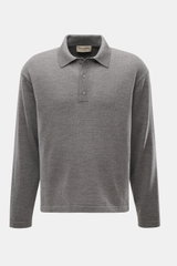 Officine Générale Merino Strickpolo "Bay" grau meliert, frontale Nahaufnahme, reine Merinowolle, weicher Griff, feines Strickbild, Regular Fit, Polokragen, Rippbündchen.