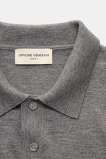 Nahaufnahme des Officine Générale Merino Strickpolo 'Bay' grau meliert von oben, reine Merinowolle, weicher Griff, feines Strickbild, Regular Fit, klassischer Polokragen, Rippbündchen.