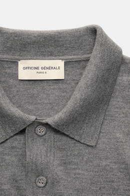 Nahaufnahme des Officine Générale Merino Strickpolo 'Bay' grau meliert von oben, reine Merinowolle, weicher Griff, feines Strickbild, Regular Fit, klassischer Polokragen, Rippbündchen.