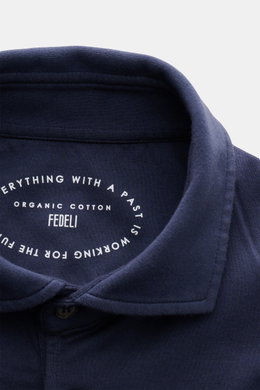 Close-up front view of the Fedeli Jersey Longsleeve Polo Shirt 'Zero' navy collar and placket, showing soft jersey fabric.

Description: <p>Soft and silky touch: pure Giza cotton – processed into comfortable jersey – makes the Longsleeve Polo Shirt 'Zero'
