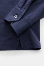 Close-up side and sleeve view of Fedeli Jersey Longsleeve Polo Shirt 'Zero' navy showing smooth mother-of-pearl button and side hem slit.

<p>Soft and silky touch: pure Giza cotton – processed into comfortable jersey – makes the Longsleeve Polo Shirt 'Zer