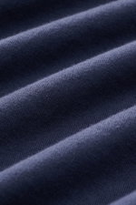 Close-up front angle of navy fabric texture showing the soft, smooth jersey of the Fedeli Jersey Longsleeve Polo Shirt 'Zero' navy.

<p>Soft and silky touch: pure Giza cotton – processed into comfortable jersey – makes the Longsleeve Polo Shirt 'Zero' by 