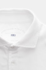 Fedeli Jersey Longsleeve-Poloshirt 'Zero' weiß, Nahaufnahme von oben, Polokragen, drei Perlmuttknöpfe, glatter Jersey aus Giza-Bio-Baumwolle, Slim Fit.