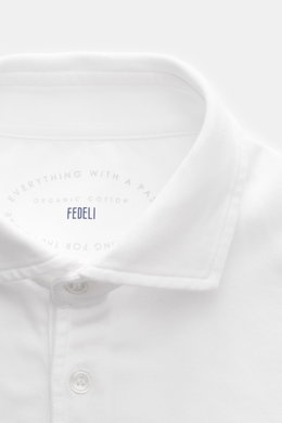 Fedeli Jersey Longsleeve-Poloshirt 'Zero' weiß, Nahaufnahme von oben, Polokragen, drei Perlmuttknöpfe, glatter Jersey aus Giza-Bio-Baumwolle, Slim Fit.