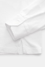 Fedeli Jersey Longsleeve-Poloshirt 'Zero' weiß, Nahaufnahme der Manschette und Saumschlitze, sanfter, seidiger Griff aus nachhaltiger Giza-Bio-Baumwolle.