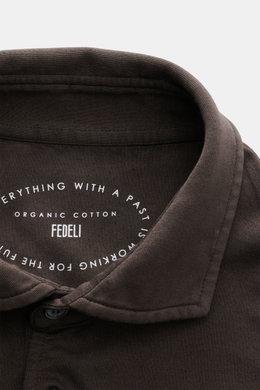 Fedeli Jersey Longsleeve-Poloshirt 'Zero' dunkelgrau, von oben fotografiert, feiner Jersey aus nachhaltiger Giza-Bio-Baumwolle, Slim Fit, Perlmuttknöpfe.