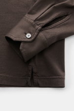 Fedeli Jersey Longsleeve-Poloshirt 'Zero' dunkelgrau, Nahaufnahme von Ärmeln, Perlmuttknopf, seitlichen Saumschlitzen, Slim Fit aus sanfter Giza-Bio-Baumwolle.
