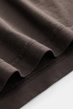 Nahaufnahme des Fedeli Jersey Longsleeve-Poloshirts 'Zero' dunkelgrau, Detailansicht der glatten, seidigen Giza-Baumwolljersey-Ärmel mit feiner Naht, photographed aus seitlicher Perspektive.