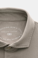 Fedeli Jersey Longsleeve-Poloshirt 'Zero' taupe, Nahaufnahme des Polokragens und Perlmuttknöpfen, sanfter Griff aus Giza-Bio-Baumwolle.