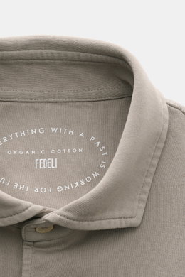 Fedeli Jersey Longsleeve-Poloshirt 'Zero' taupe, Nahaufnahme des Polokragens und Perlmuttknöpfen, sanfter Griff aus Giza-Bio-Baumwolle.