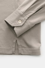 Fedeli Jersey Longsleeve-Poloshirt 'Zero' taupe, Detailansicht von Ärmel und Saum mit Perlmuttknopf, Giza-Bio-Baumwolle, Slim Fit, garment dyed.