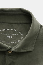Nahaufnahme des Fedeli Jersey Longsleeve-Poloshirt 'Zero' graugrün Kragens aus nachhaltiger, reiner Giza-Bio-Baumwolle mit Perlmuttknöpfen, glattem Jersey-Stoff und Slim Fit, fotografiert von oben.