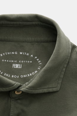 Nahaufnahme des Fedeli Jersey Longsleeve-Poloshirt 'Zero' graugrün Kragens aus nachhaltiger, reiner Giza-Bio-Baumwolle mit Perlmuttknöpfen, glattem Jersey-Stoff und Slim Fit, fotografiert von oben.