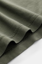 Fedeli Jersey Longsleeve-Poloshirt 'Zero' graugrün in Nahaufnahme von unten, sanfter Griff, Jersey aus nachhaltiger Giza-Bio-Baumwolle.