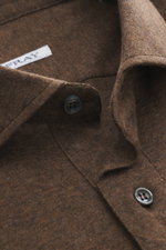 Close-up front-angle view of the Fray Jersey longsleeve polo shirt 'Parigi' brown melange showing the classic polo collar, four-button placket, and classic sport cuff, made from a mix of cotton and cashmere with a soft feel and regular fit.