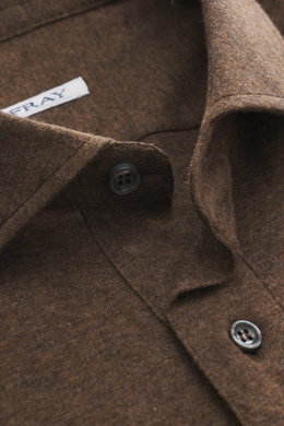 Close-up front-angle view of the Fray Jersey longsleeve polo shirt 'Parigi' brown melange showing the classic polo collar, four-button placket, and classic sport cuff, made from a mix of cotton and cashmere with a soft feel and regular fit.