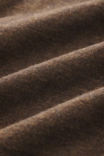 Close-up texture detail of the Fray Jersey longsleeve polo shirt 'Parigi' brown melange fabric, photographed from a side angle, showcasing a mix of cotton and cashmere, soft feel, regular fit, classic polo collar, four-button placket, and classic sport cu