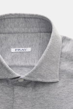 Close-up front perspective of the Fray Jersey longsleeve polo shirt 'Parigi' grey melange showing classic polo collar and four-button placket, made of a mix of cotton and cashmere with a soft feel, regular fit, and classic sport cuff.