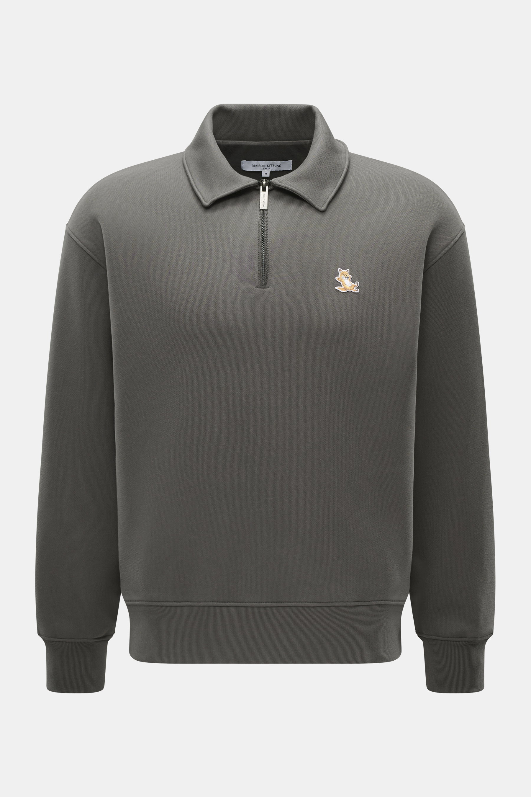 Maison Kitsuné Sweat-Troyer 'Chillax Fox' grau, frontal fotografiert, Sweat aus reiner Baumwolle, weicher Griff, Regular Fit, Troyer-Kragen mit Reißverschluss, Fuchs-Weblabel, elastische Rippbündchen.
