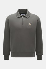 Maison Kitsuné Sweat-Troyer 'Chillax Fox' grau, frontal fotografiert, Sweat aus reiner Baumwolle, weicher Griff, Regular Fit, Troyer-Kragen mit Reißverschluss, Fuchs-Weblabel, elastische Rippbündchen.