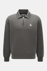 Maison Kitsuné Sweat-Troyer 'Chillax Fox' grau, frontal fotografiert, Sweat aus reiner Baumwolle, weicher Griff, Regular Fit, Troyer-Kragen mit Reißverschluss, Fuchs-Weblabel, elastische Rippbündchen.