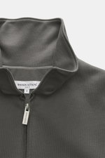 Maison Kitsuné Sweat-Troyer 'Chillax Fox' grau, Detailansicht von oben, Troyer-Kragen mit Reißverschluss, weicher Griff, Regular Fit, reine Baumwolle, Fuchs-Weblabel, elastische Rippbündchen.