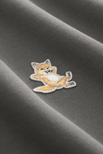 Maison Kitsuné Sweat-Troyer 'Chillax Fox' grau Nahaufnahme schräg von oben, Fuchs-Weblabel, Baumwolle, weicher Griff, Regular Fit, Troyer-Kragen, Rippbündchen.