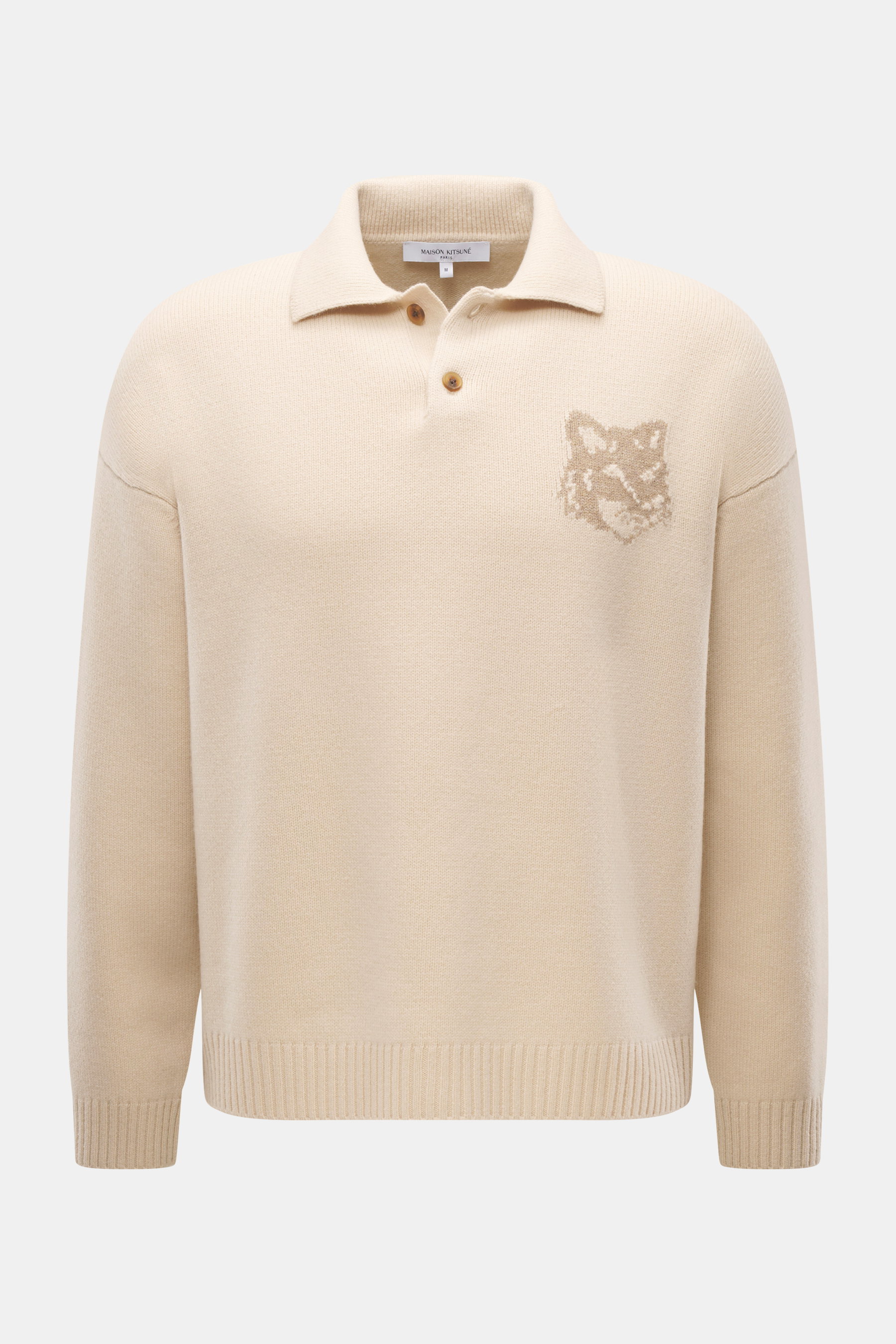 Maison Kitsuné Strickpolo sand in Frontansicht, aus reiner Wolle, mit weichem Griff, Polokragen, Fuchs-Intarsienstrick und Rippbündchen.
