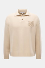 Maison Kitsuné Strickpolo sand in Frontansicht, aus reiner Wolle, mit weichem Griff, Polokragen, Fuchs-Intarsienstrick und Rippbündchen.