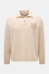 Maison Kitsuné Strickpolo sand in Frontansicht, aus reiner Wolle, mit weichem Griff, Polokragen, Fuchs-Intarsienstrick und Rippbündchen.