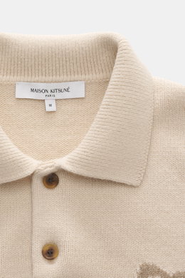 Maison Kitsuné Strickpolo sand, Nahaufnahme von oben, reines Wolle-Strickpolo mit Polokragen, Knopfleiste, Fuchs-Intarsienmotiv und Rippbündchen.