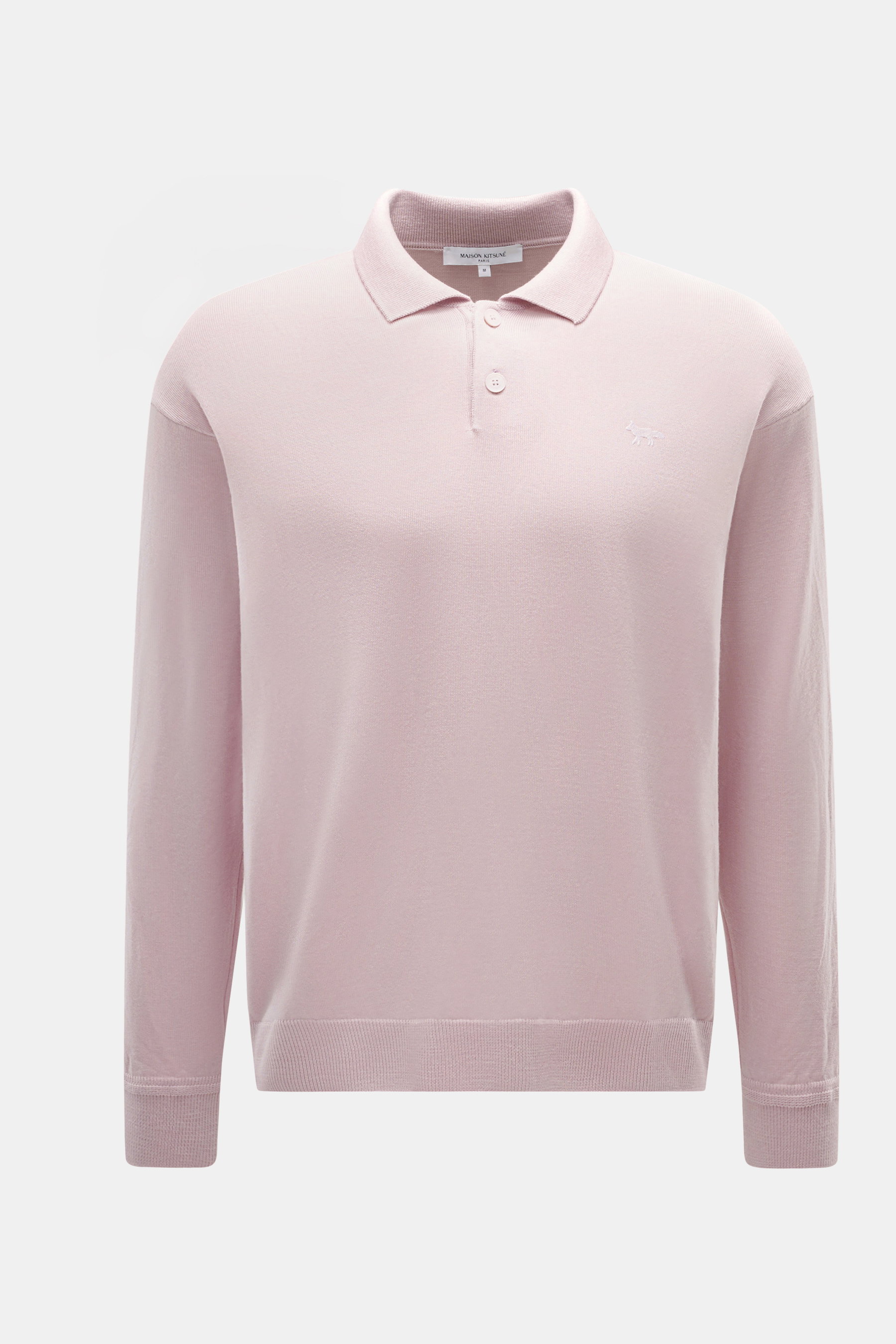 Maison Kitsuné Strickpolo altrosa, Frontansicht, Regular Fit, Strick aus reiner Wolle, geschmeidiger Griff, feines Strickbild, zwei-Knopf-Leiste, typischer Polokragen, Fuchs-Patch, Rippbündchen.