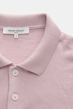 Maison Kitsuné Strickpolo altrosa, Nahaufnahme von vorne, Strick aus reiner Wolle, geschmeidiger Griff, feines Strickbild, Regular Fit, Zwei-Knopf-Leiste, typischer Polokragen, Fuchs-Patch auf der Brust, komfortable Rippbündchen.