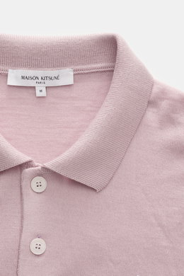 Maison Kitsuné Strickpolo altrosa, Nahaufnahme von vorne, Strick aus reiner Wolle, geschmeidiger Griff, feines Strickbild, Regular Fit, Zwei-Knopf-Leiste, typischer Polokragen, Fuchs-Patch auf der Brust, komfortable Rippbündchen.