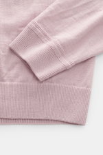 Maison Kitsuné Strickpolo altrosa, Nahaufnahme von Ärmel und Bund, Strick aus Wolle, geschmeidiger Griff, feines Strickbild, Regular Fit.