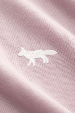 Maison Kitsuné Strickpolo altrosa Nahaufnahme des feinen Strickbilds, Fuchs-Patch, geschmeidiger Griff, aus reiner Wolle, Rippbündchen, Regular Fit.