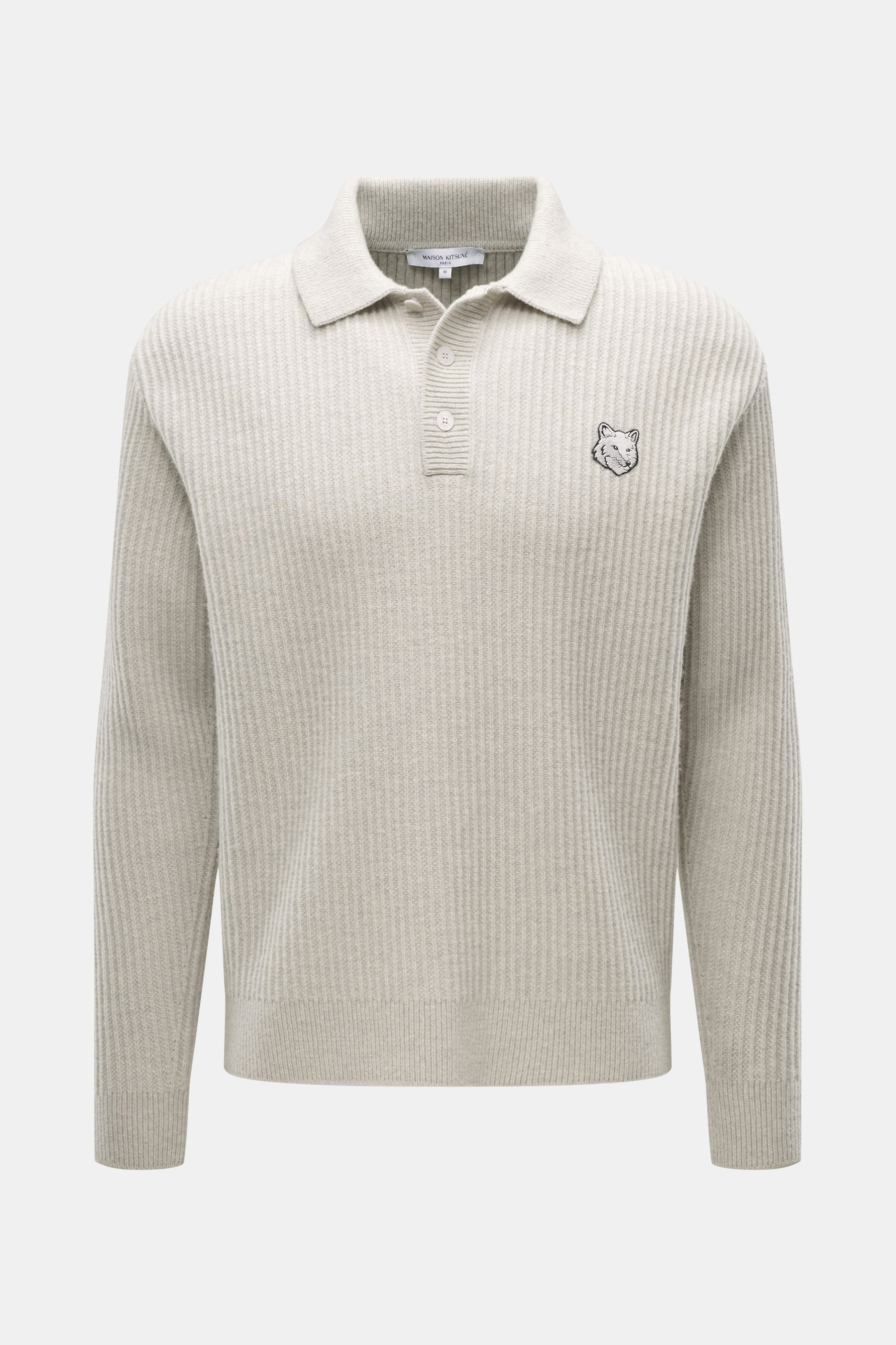 Maison Kitsuné Strickpolo 'Fox Head' sand, Frontansicht, reine Wolle, weicher Griff, breiter Rippstrick, mittelfeines Strickbild, Regular Fit, gestrickter Polokragen, Drei-Knopf-Leiste, tonales Fuchs-Stitching, komfortable Rippbündchen.