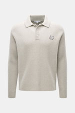 Maison Kitsuné Strickpolo 'Fox Head' sand, Frontansicht, reine Wolle, weicher Griff, breiter Rippstrick, mittelfeines Strickbild, Regular Fit, gestrickter Polokragen, Drei-Knopf-Leiste, tonales Fuchs-Stitching, komfortable Rippbündchen.