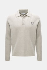 Maison Kitsuné Strickpolo 'Fox Head' sand, Frontansicht, reine Wolle, weicher Griff, breiter Rippstrick, mittelfeines Strickbild, Regular Fit, gestrickter Polokragen, Drei-Knopf-Leiste, tonales Fuchs-Stitching, komfortable Rippbündchen.