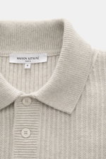Nahaufnahme aus frontaler Perspektive des Maison Kitsuné Strickpolo 'Fox Head' sand aus reiner Wolle mit weichem Griff, breitem Rippstrick, mittelfeinem Strickbild, Regular Fit, gestricktem Polokragen, Drei-Knopf-Leiste, tonalem Fuchs-Stitching und komfor
