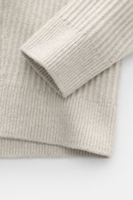 Nahaufnahme des Maison Kitsuné Strickpolo 'Fox Head' sand, reine Wolle, weicher Griff, breiter Rippstrick, mittelfeines Strickbild, Regular Fit, gestrickter Polokragen, Drei-Knopf-Leiste, tonales Fuchs-Stitching, komfortable Rippbündchen, Detailansicht vo
