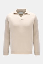 Soft Goat Cashmere Strickpolo beige, frontal fotografiert, langärmlig, Regular Fit, offene Kragenleiste, mittelfeiner Strick, weicher Griff, Rippbündchen.