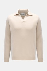 Soft Goat Cashmere Strickpolo beige, frontal fotografiert, langärmlig, Regular Fit, offene Kragenleiste, mittelfeiner Strick, weicher Griff, Rippbündchen.