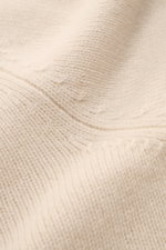Nahaufnahme des Soft Goat Cashmere Strickpolo beige mit mittelfeinem Strickbild, offener Kragenleiste und weichem Griff.