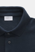 Nahaufnahme von Kragen und Knopfleiste des 04651/ A trip in a bag Longsleeve-Poloshirt 'Wool TP Polo LS' navy, Jersey aus Baumwolle und Wolle, strukturierter Griff, Regular Fit, klassischer Polokragen, Drei-Knopf-Leiste, kleines Weblabel in der Seitennaht