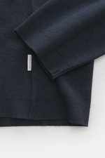 Nahaufnahme des 04651/ A trip in a bag Longsleeve-Poloshirt 'Wool TP Polo LS' navy von oben, Jersey aus Baumwolle und Wolle, strukturierter Griff, Regular Fit, klassischer Polokragen, Drei-Knopf-Leiste, kleines Weblabel in der Seitennaht, komfortable Ripp